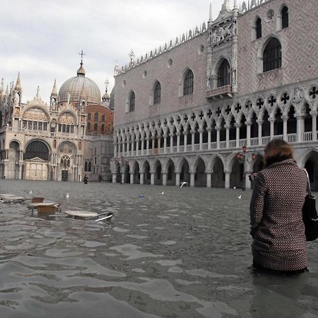 Raggio Di Sole Dietro Piazza San Marco Venedik Dış mekan fotoğraf