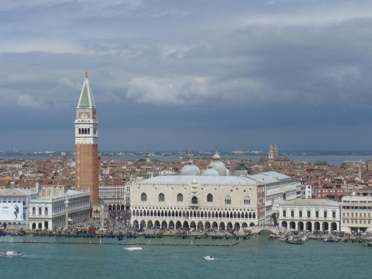 Raggio Di Sole Dietro Piazza San Marco Venedik Dış mekan fotoğraf