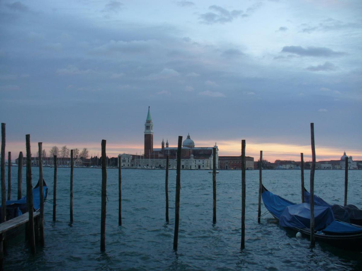 Raggio Di Sole Dietro Piazza San Marco Venedik Dış mekan fotoğraf